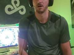 dude wearing earphones wanks and shoots his load